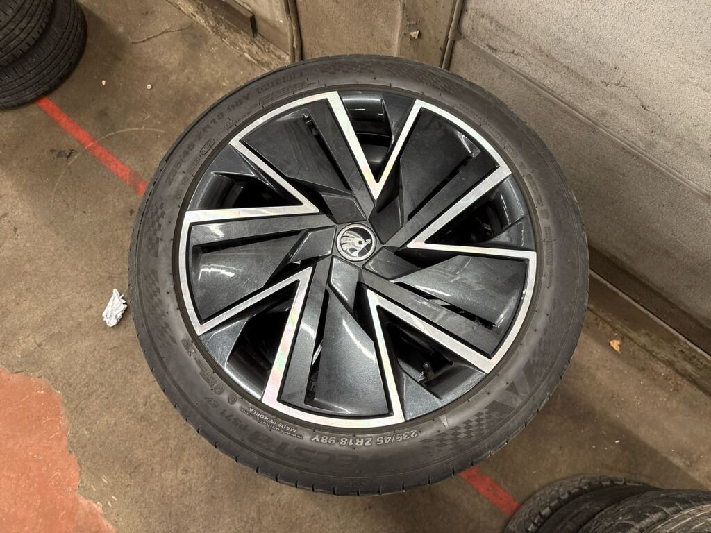 Skoda Superb 2023 Valkoinen