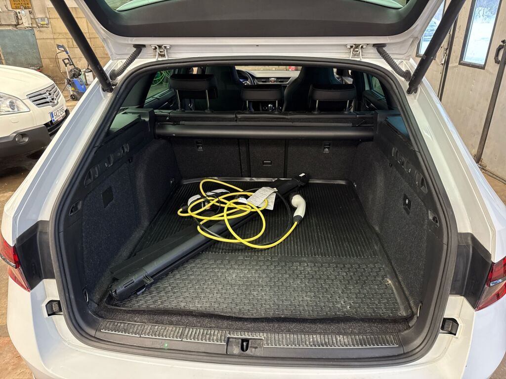 Skoda Superb 2023 Valkoinen