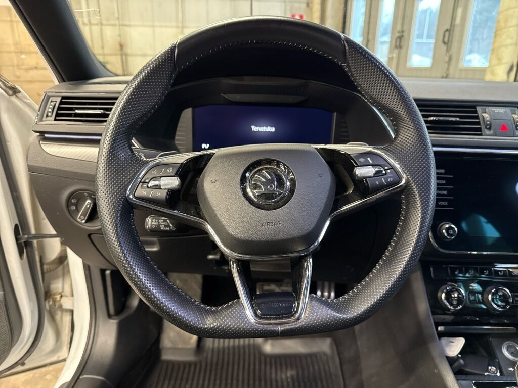 Skoda Superb 2023 Valkoinen