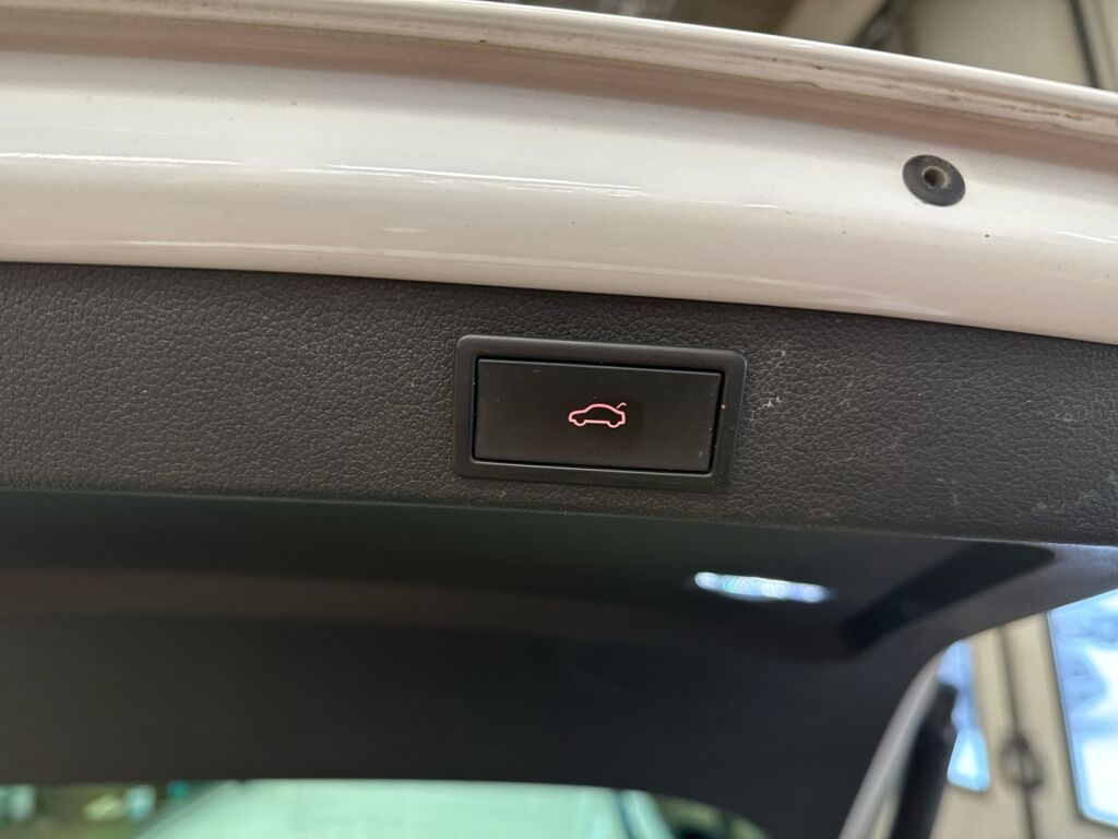 Skoda Superb 2023 Valkoinen