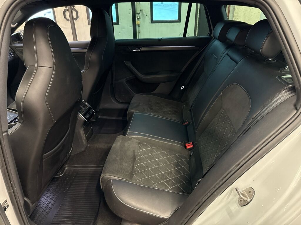 Skoda Superb 2023 Valkoinen