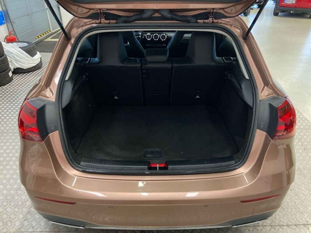 Mercedes-Benz A 2023 Ruskea (beige)