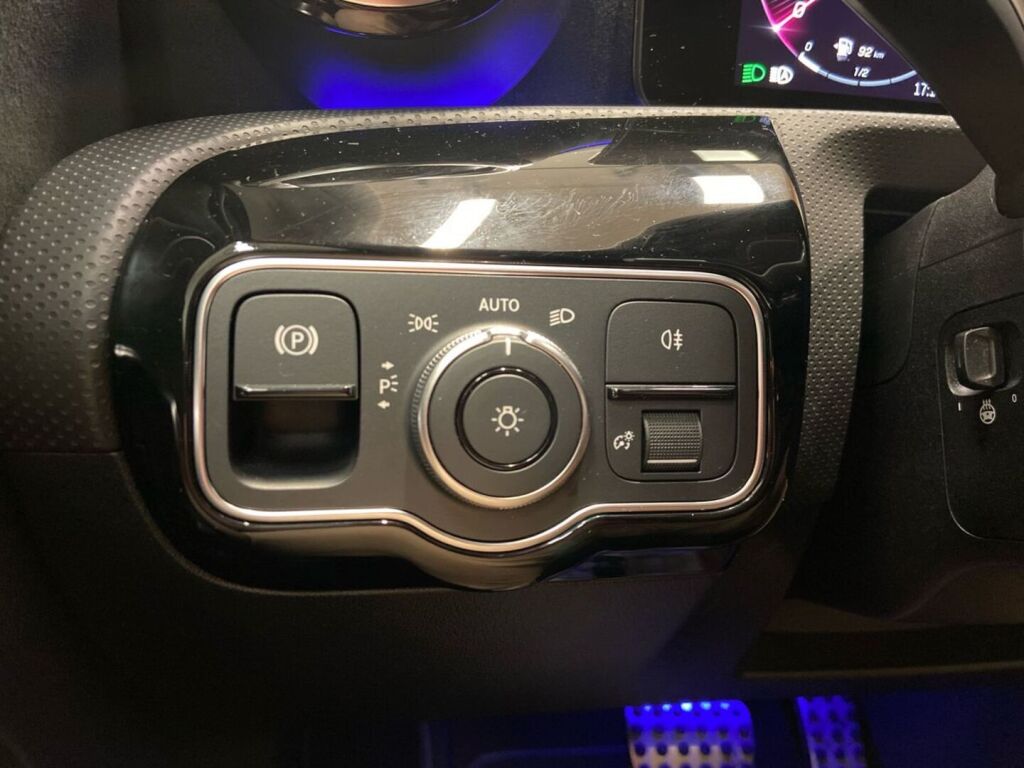 Mercedes-Benz A 2023 Ruskea (beige)