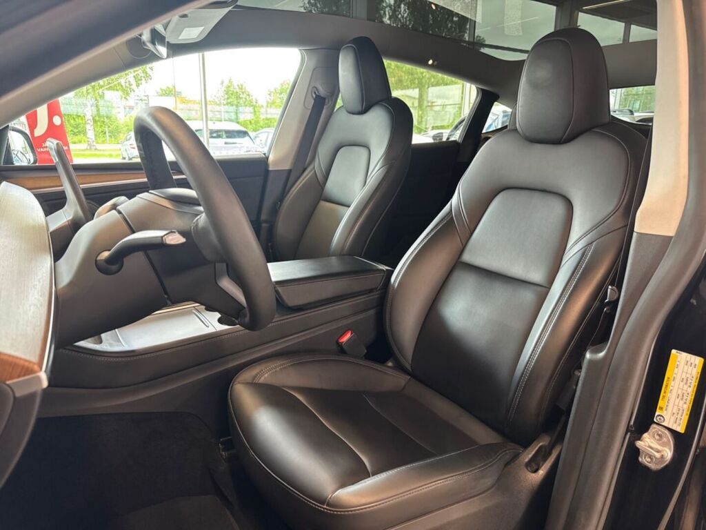 Tesla Model Y 2023 Musta