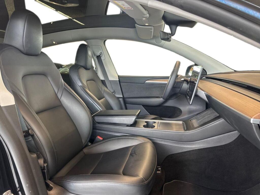Tesla Model Y 2023 Musta