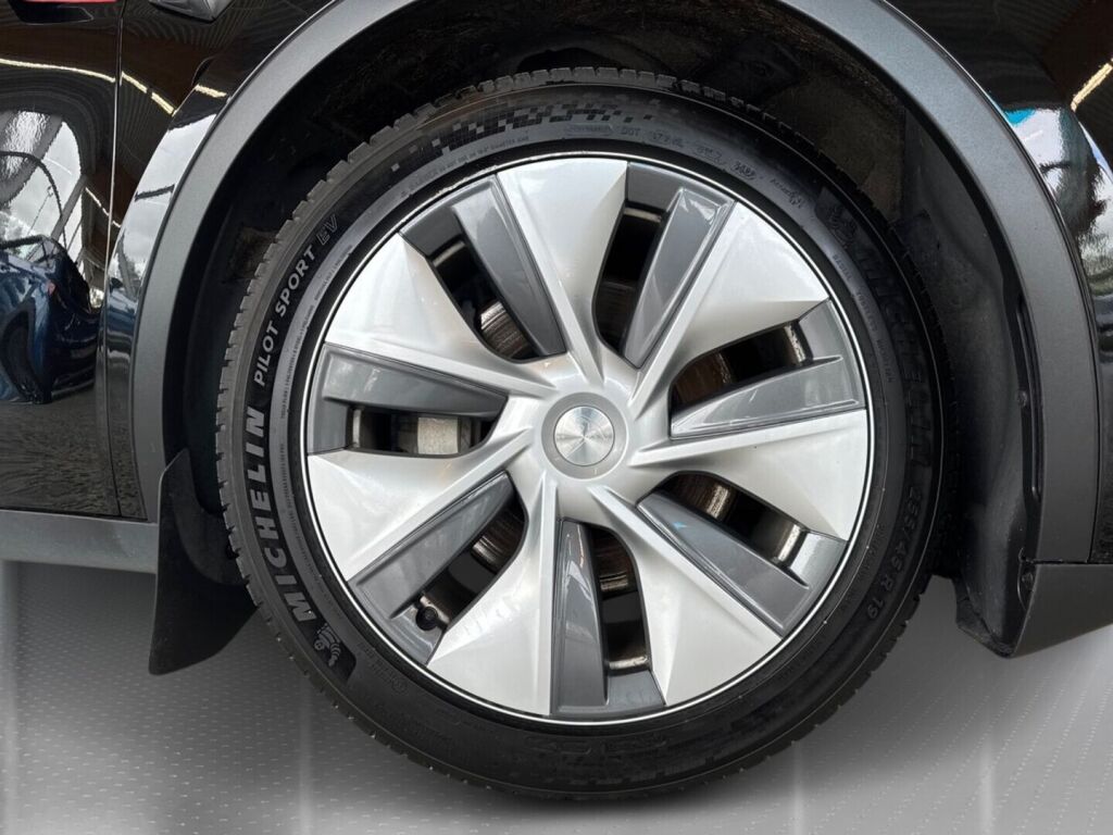 Tesla Model Y 2023 Musta