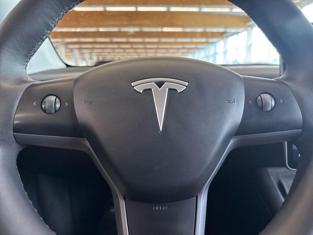 Tesla Model Y 2023 Musta