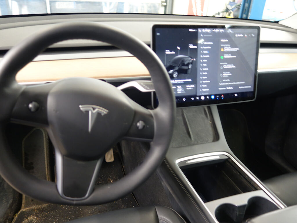 Tesla Model Y 2023 Musta