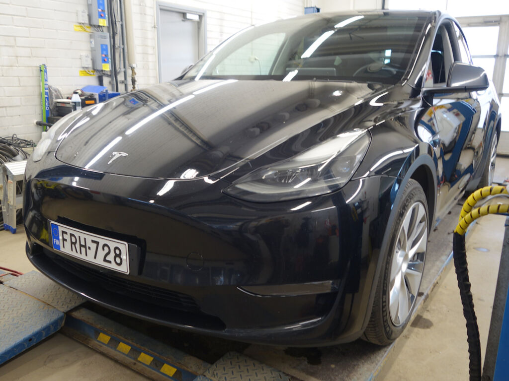 Tesla Model Y 2023 Musta