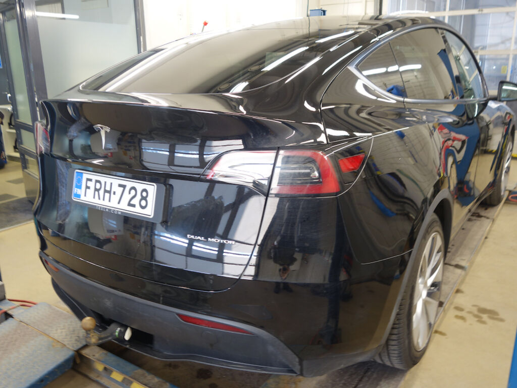 Tesla Model Y 2023 Musta