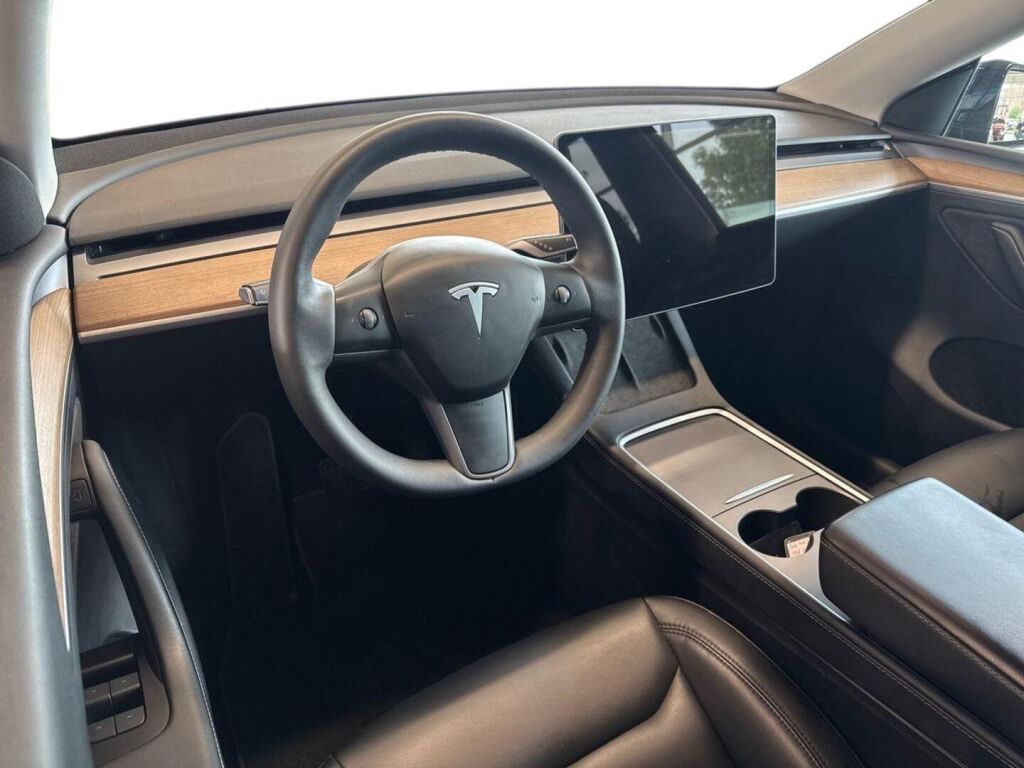 Tesla Model Y 2023 Musta