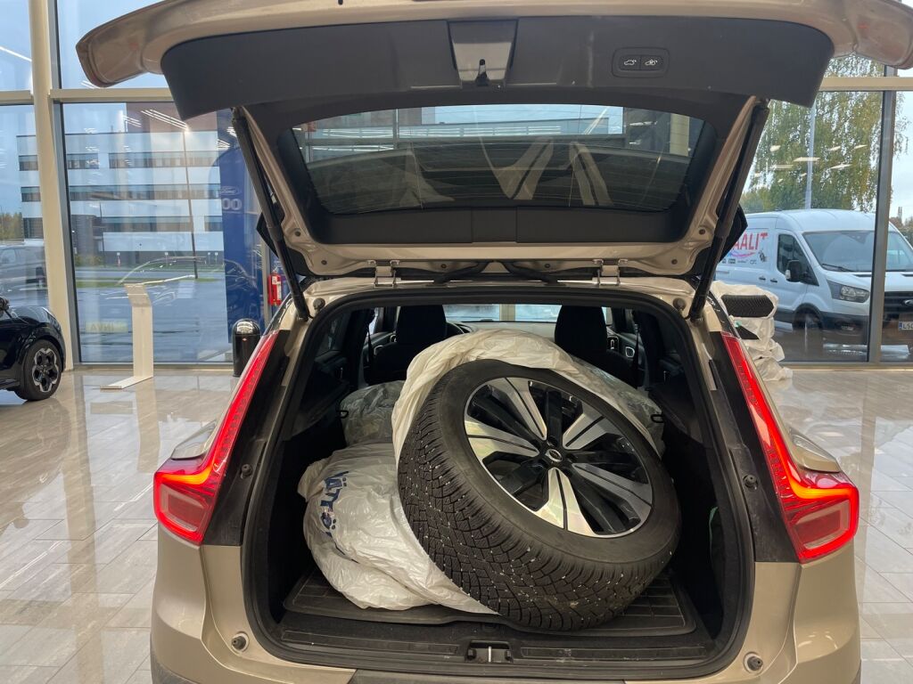 Volvo XC40 2023 Ruskea (beige)