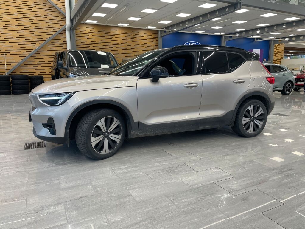 Volvo XC40 2023 Ruskea (beige)