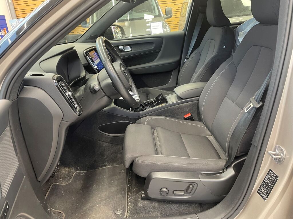 Volvo XC40 2023 Ruskea (beige)