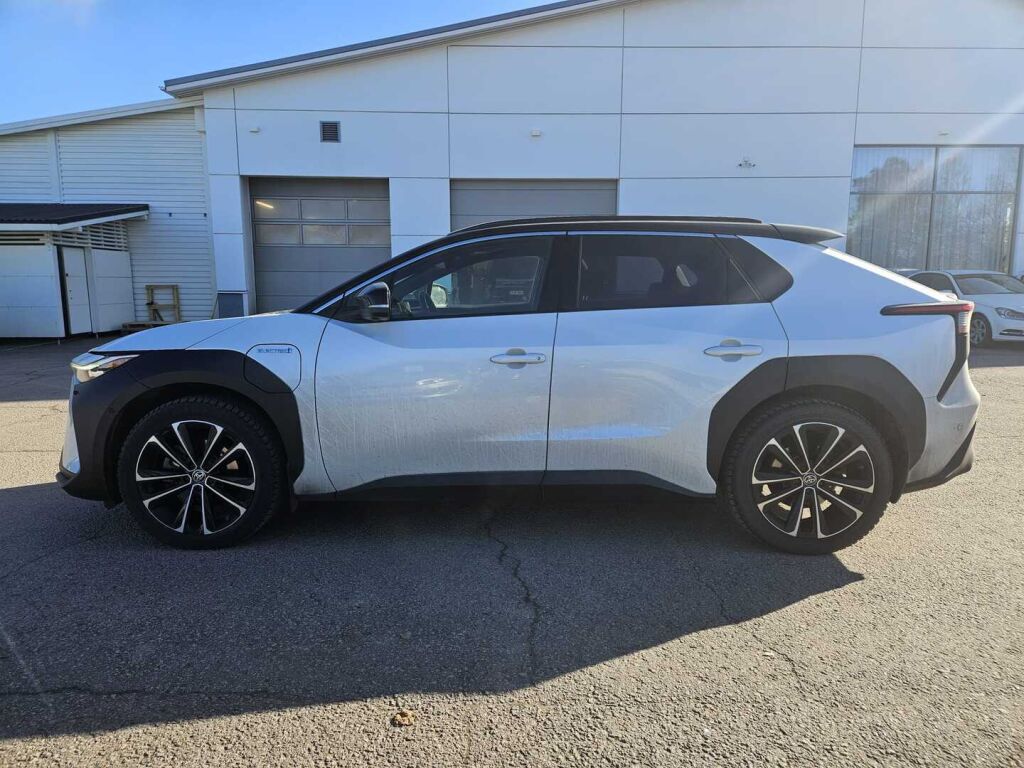 Toyota bZ4X 2023 Valkoinen