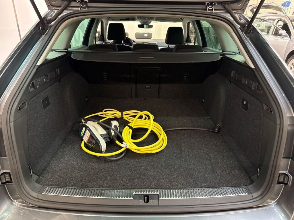 Skoda Superb 2023 Harmaa