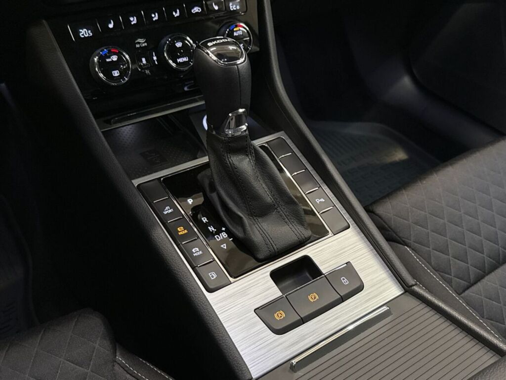 Skoda Superb 2023 Harmaa