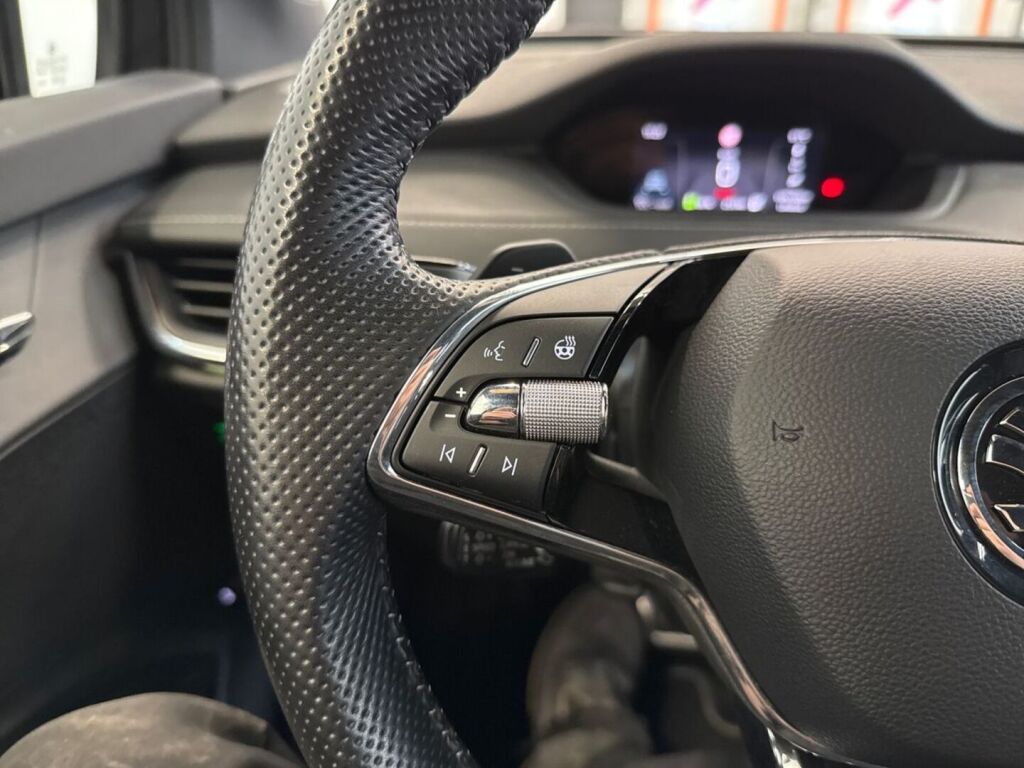 Skoda Enyaq 2023 Musta