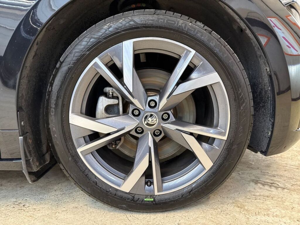Skoda Enyaq 2023 Musta