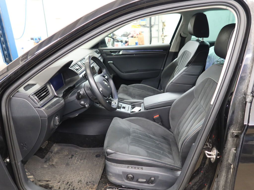 Skoda Superb 2024 Musta