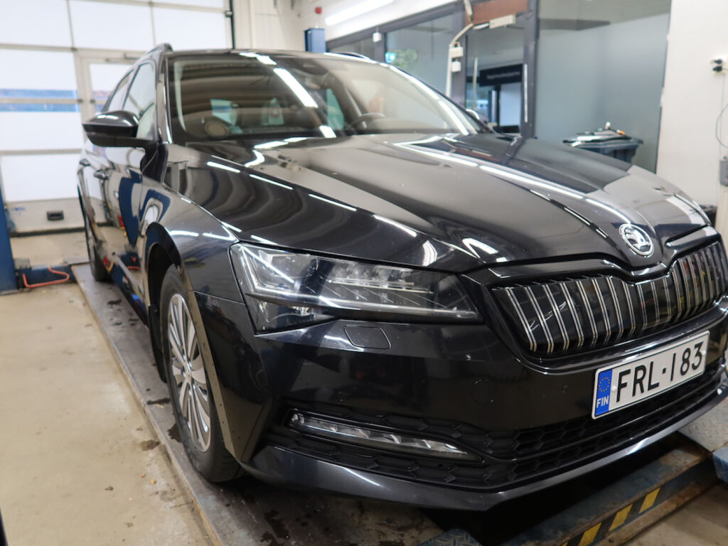 Skoda Superb 2024 Musta