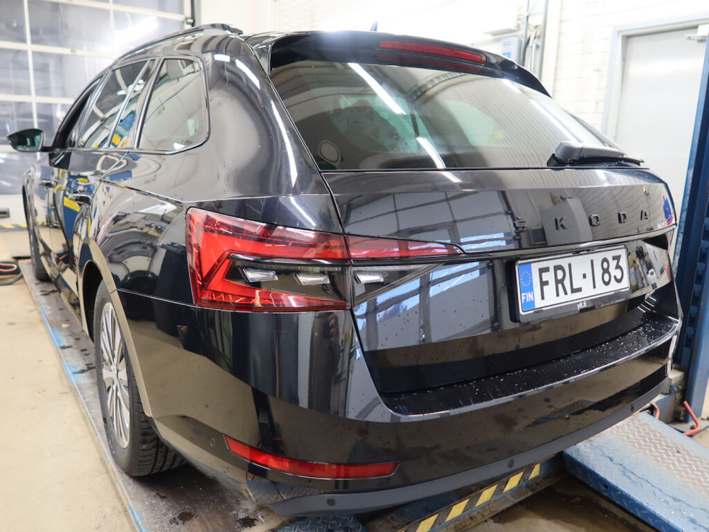 Skoda Superb 2024 Musta