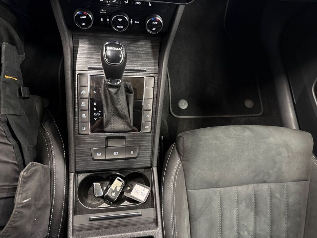 Skoda Superb 2023 Sininen