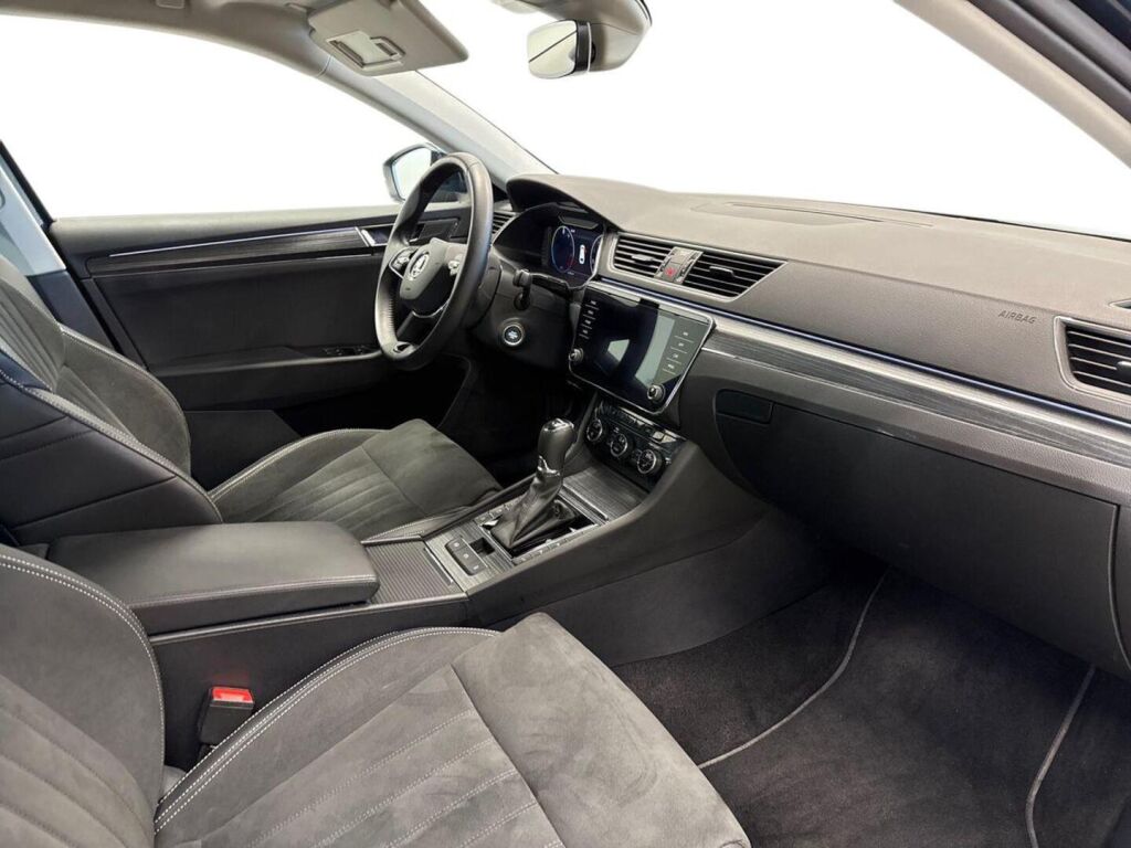 Skoda Superb 2023 Sininen
