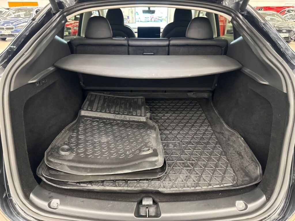Tesla Model Y 2023 Musta