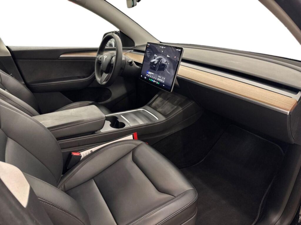 Tesla Model Y 2023 Musta