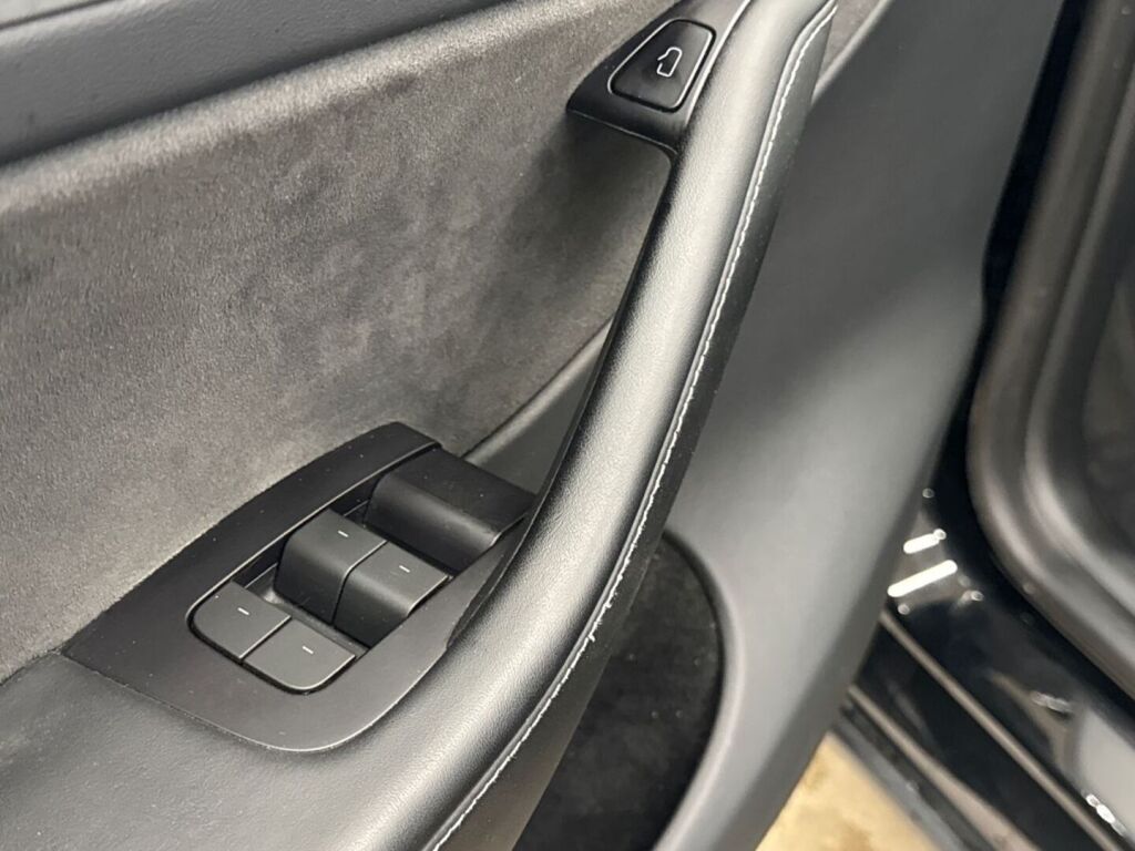Tesla Model Y 2023 Musta