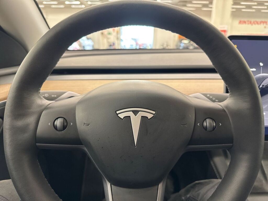 Tesla Model Y 2023 Musta