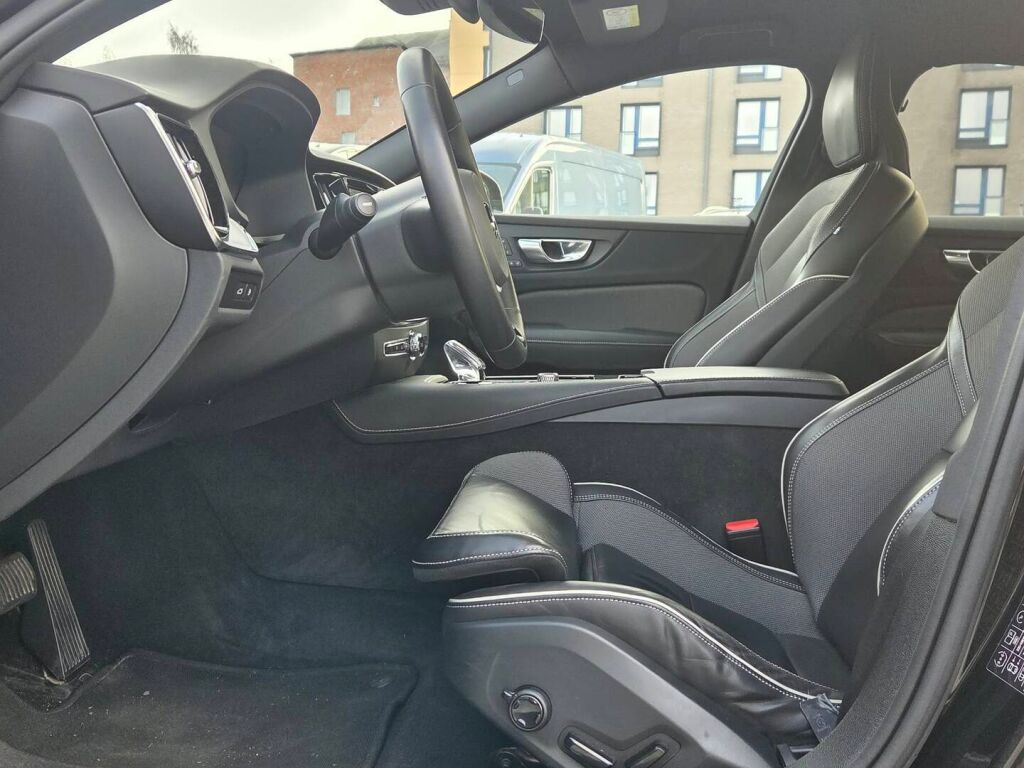 Volvo S60 2024 Musta