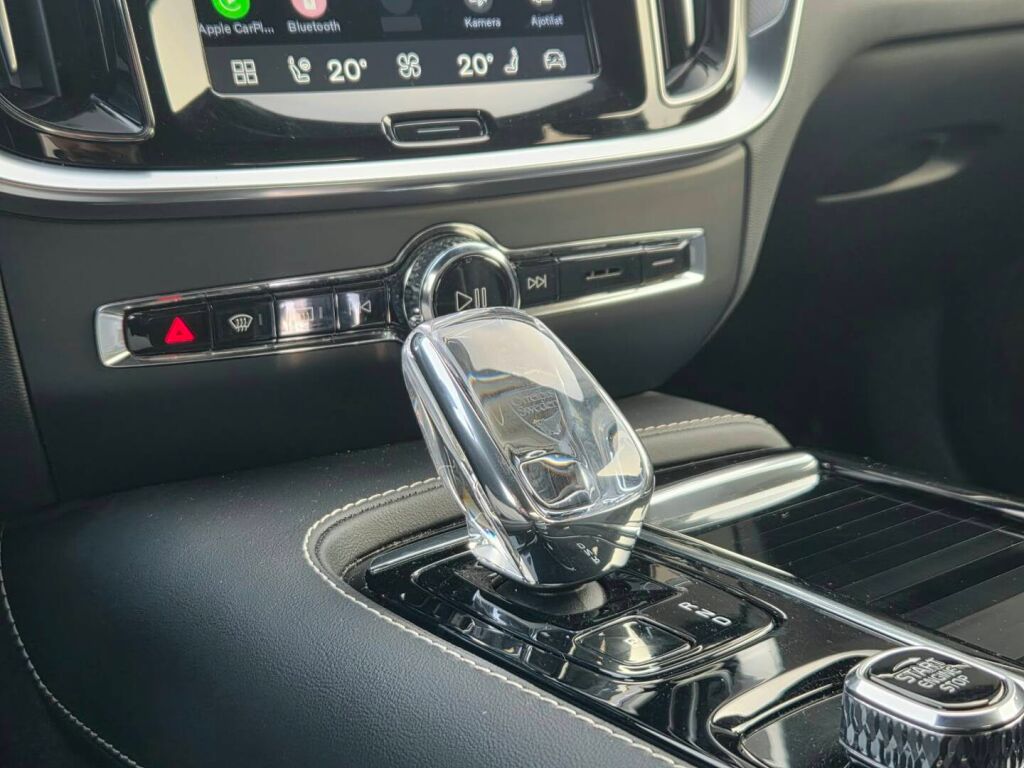 Volvo S60 2024 Musta