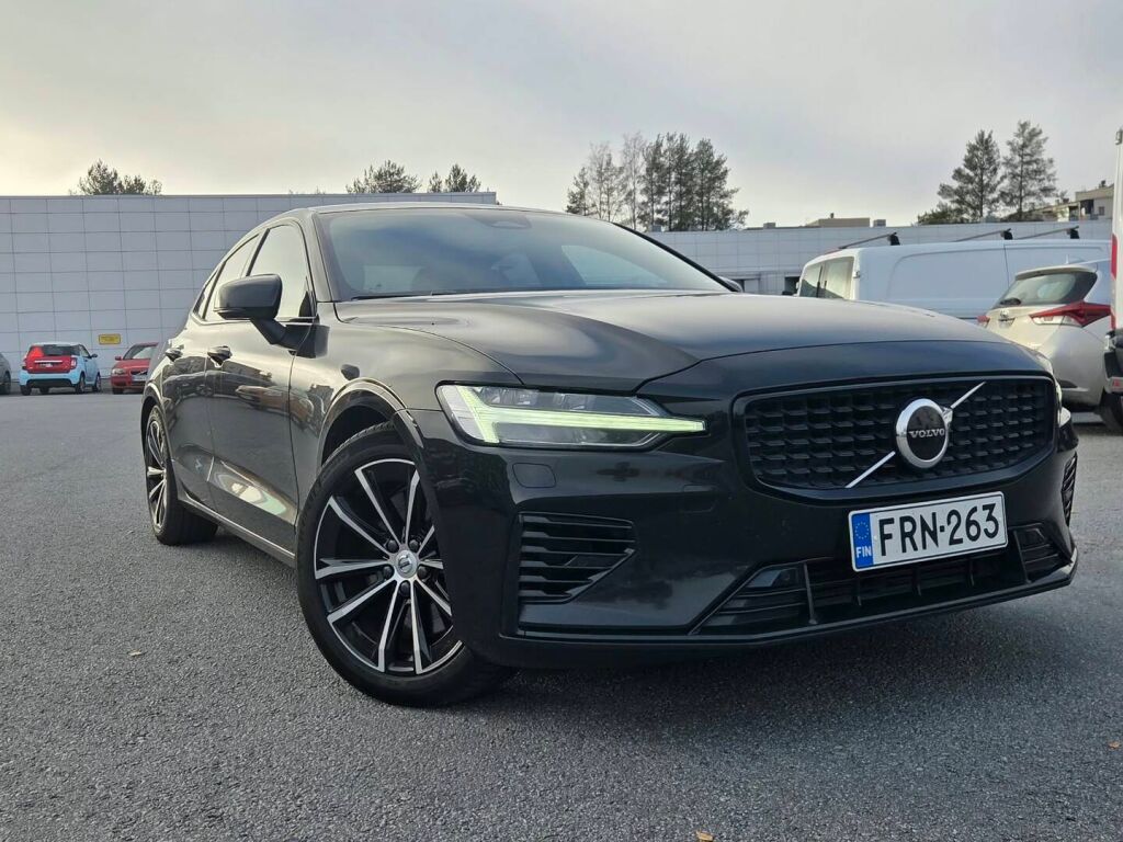 Volvo S60 2024 Musta