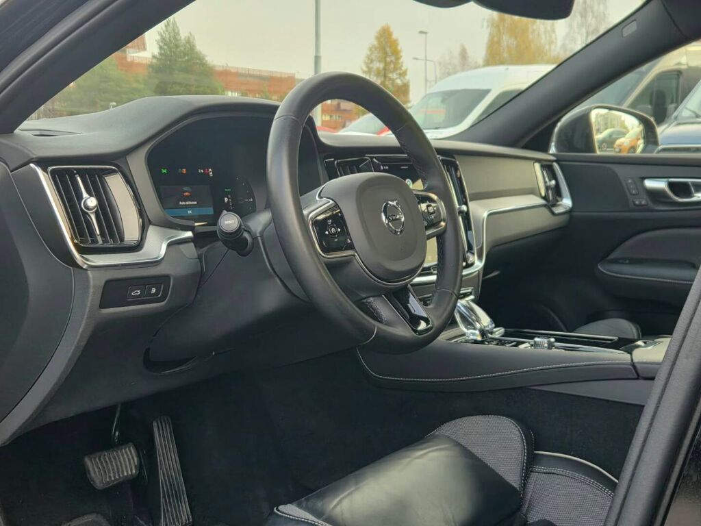 Volvo S60 2024 Musta