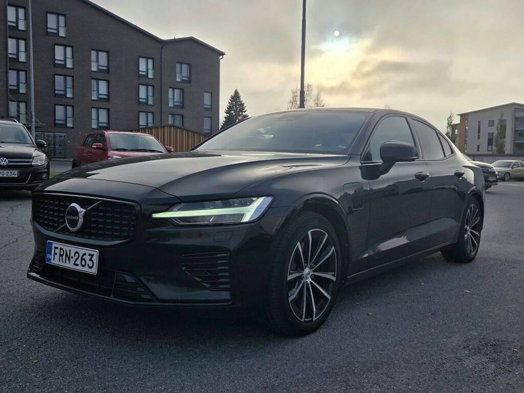 Volvo S60 2024 Musta
