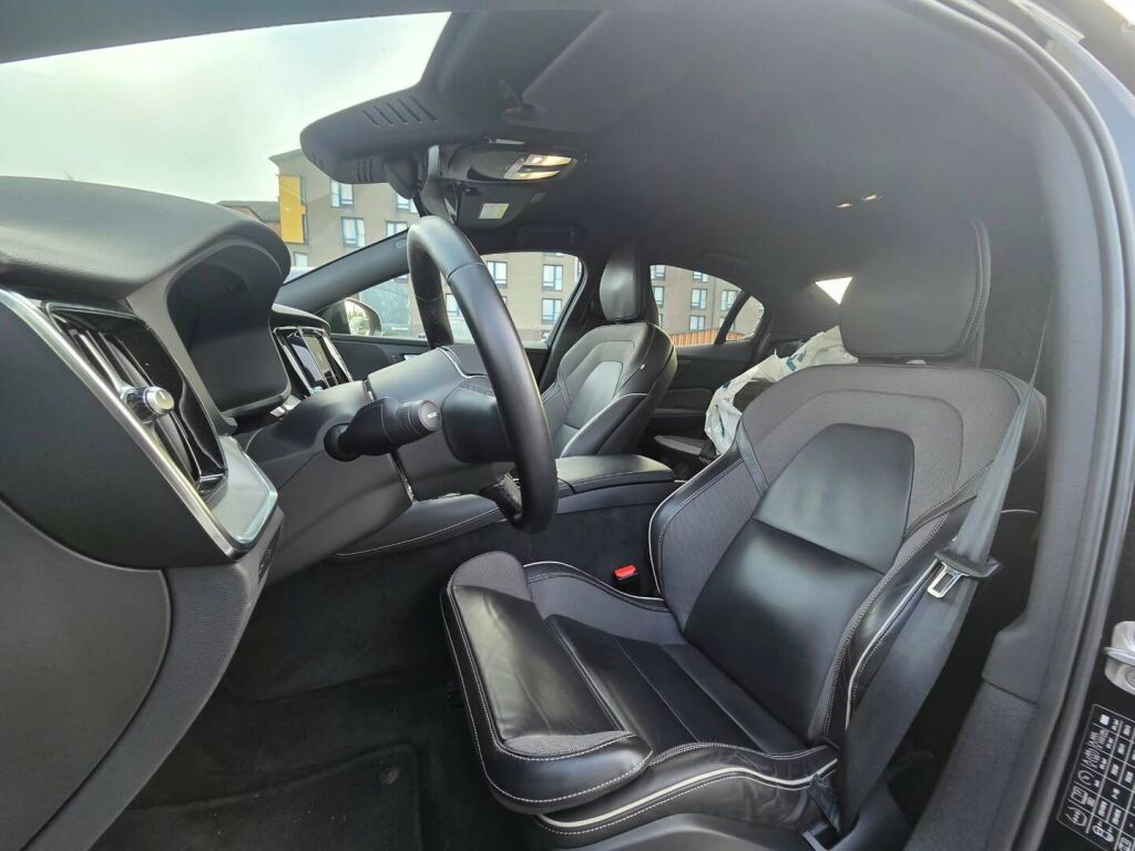 Volvo S60 2024 Musta