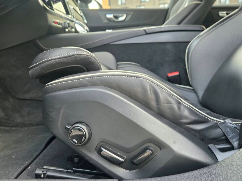 Volvo S60 2024 Musta