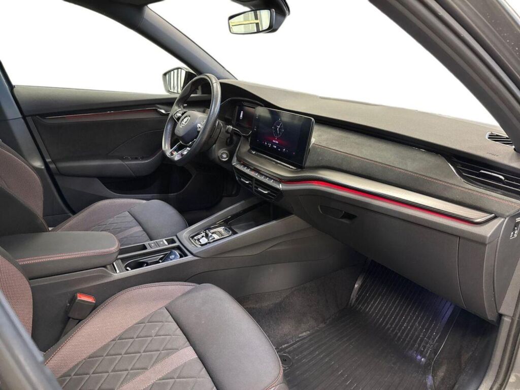 Skoda Octavia 2024 Harmaa