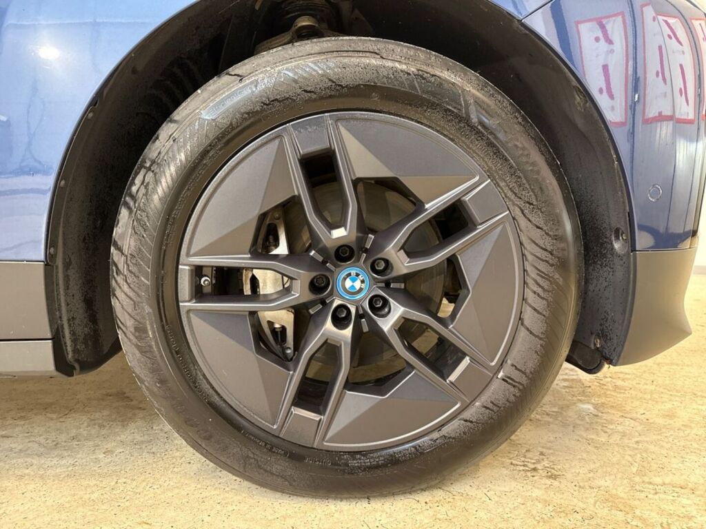 BMW iX 2023 Sininen