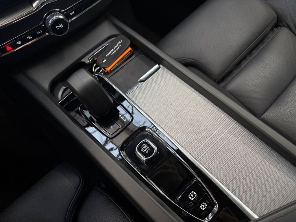Volvo XC60 2024 Sininen