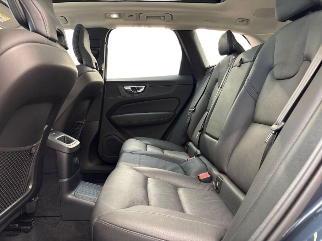 Volvo XC60 2024 Sininen