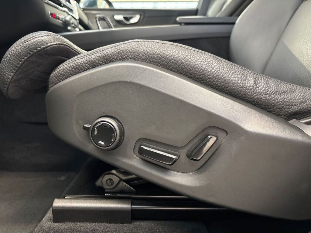 Volvo XC60 2024 Sininen