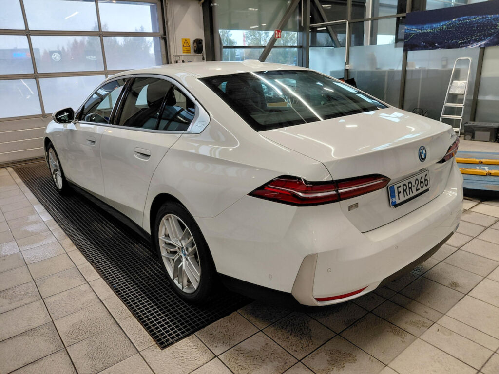 BMW 530 2024 Valkoinen