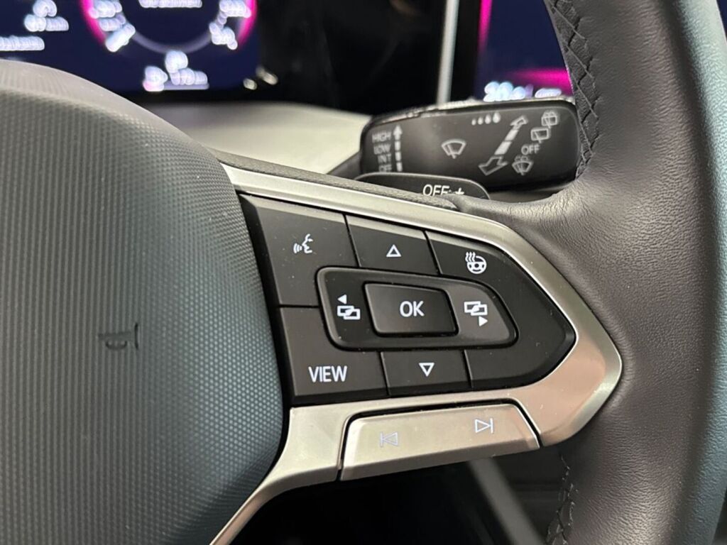 Volkswagen Golf 2025 Musta