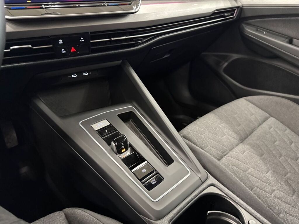 Volkswagen Golf 2025 Musta