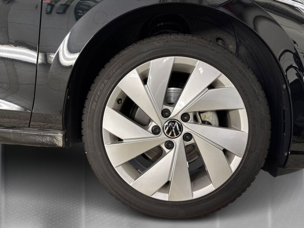 Volkswagen Golf 2025 Musta