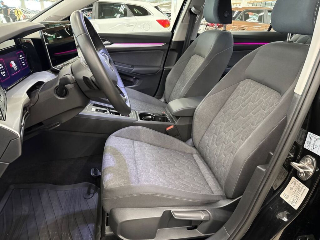 Volkswagen Golf 2025 Musta