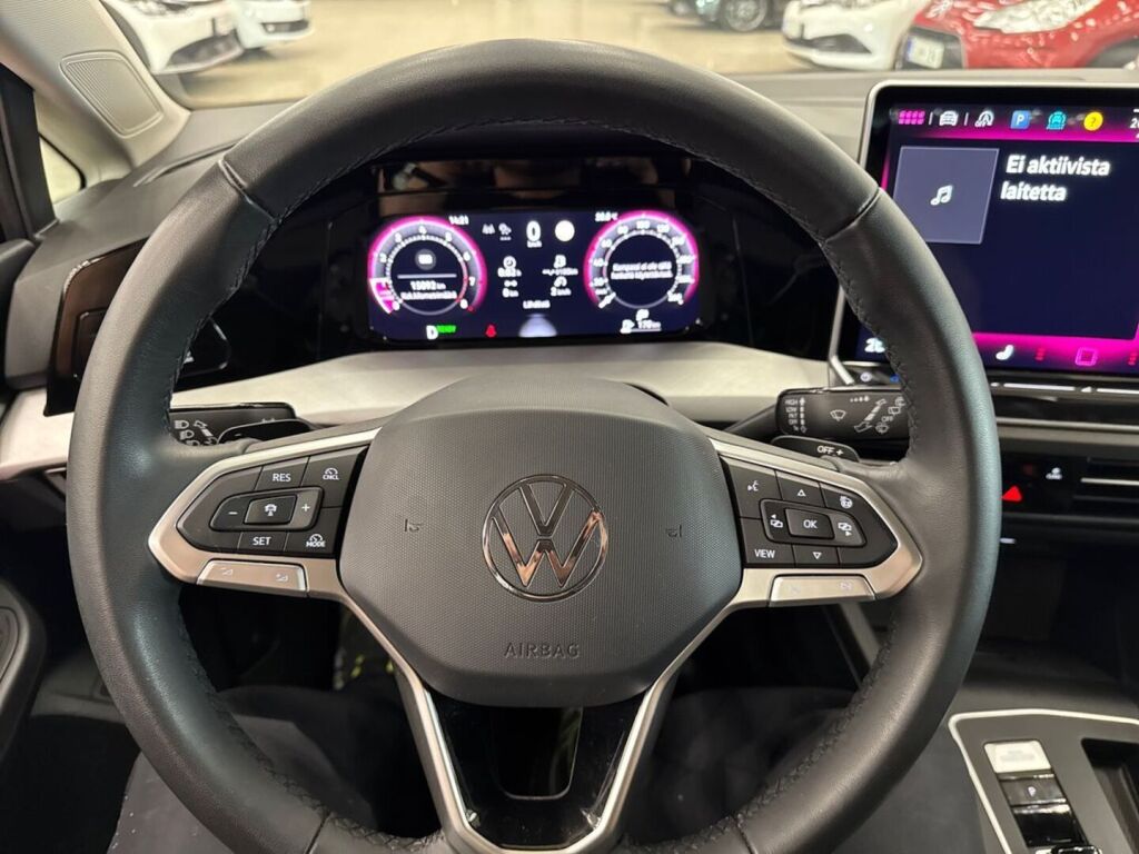 Volkswagen Golf 2025 Musta